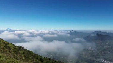 Sabahları Bromo Dağı 'nın diğer tarafında bulut denizi 4k