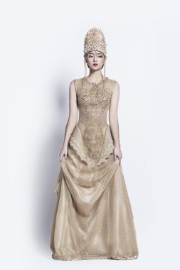 Altın elbise giymiş kadın güzel