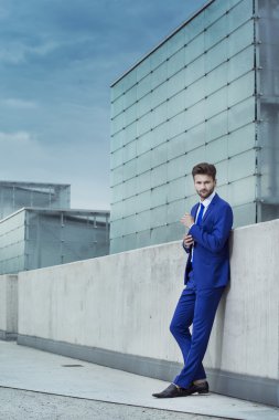 Şehrin arka plan üzerinde mavi elbiseli yakışıklı adam