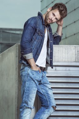 Şehrin arka planda günbatımı üzerinde erkek modeli