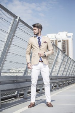 Parlak takım elbiseli yakışıklı adam 