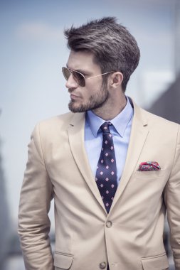 Parlak takım elbiseli yakışıklı adam 