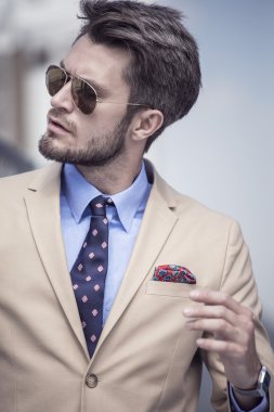 Parlak takım elbiseli yakışıklı adam 