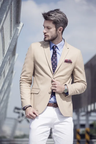 Parlak takım elbiseli yakışıklı adam 