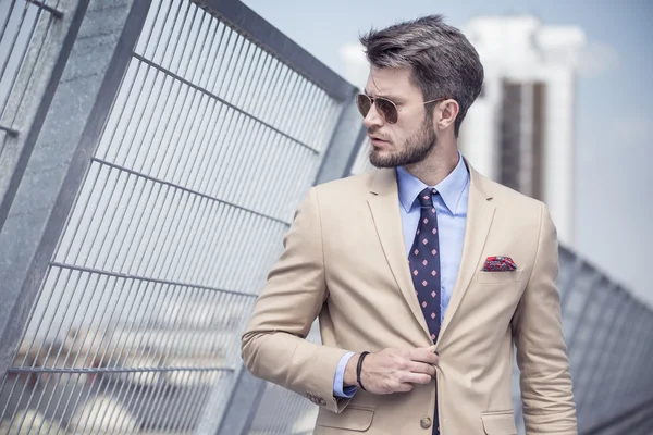 Schöner Mann im hellen Anzug — Stockfoto