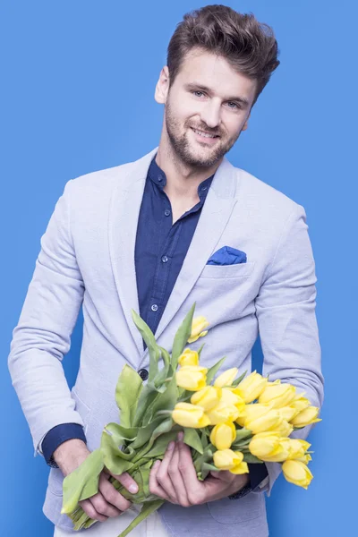 Человек с жёлтыми тюльпанами — стоковое фото