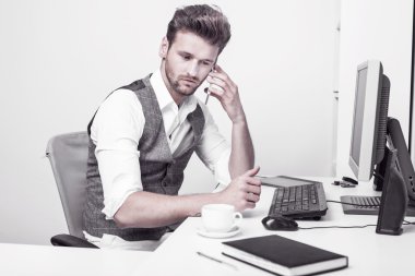 Ofiste çalışan genç adam.