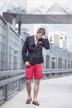 Şehir arka plan üzerinde ceketli yakışıklı adamı