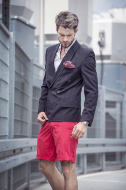 Şehir arka plan üzerinde ceketli yakışıklı adamı