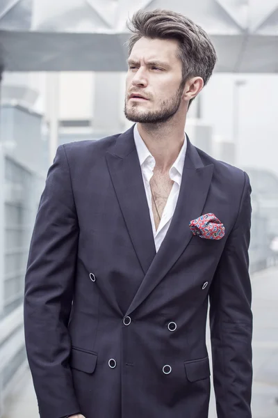 Retrato de un hombre en la chaqueta sobre un fondo de ciudad — Foto de Stock