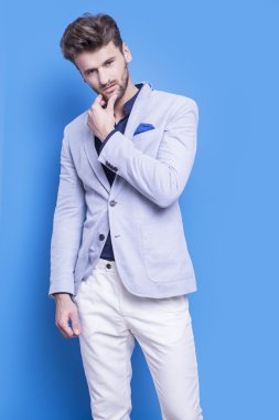 Yakışıklı bir koyu mavi gömlek ve mavi ceket 