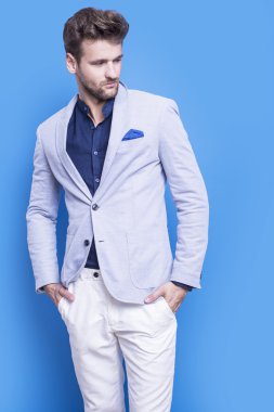 Yakışıklı bir koyu mavi gömlek ve mavi ceket 