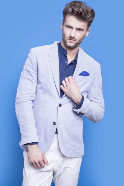 Όμορφος άνδρας σε ένα σκούρο μπλε πουκάμισο και μπλε σακάκι — Φωτογραφία Αρχείου