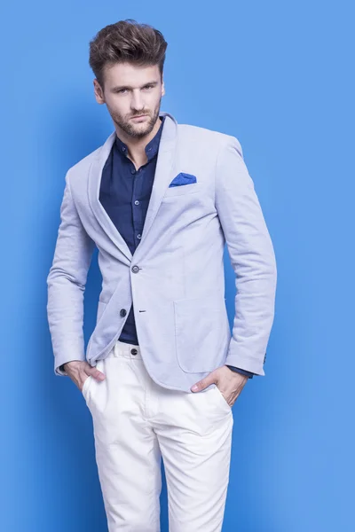 Hombre guapo con camisa azul oscuro y chaqueta azul — Foto de Stock