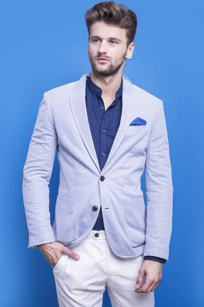 Schöner Mann in dunkelblauem Hemd und blauer Jacke — Stockfoto