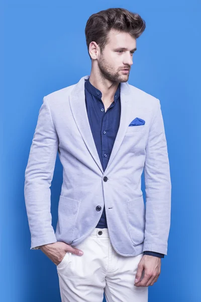 Красивый мужчина в тёмно-синей рубашке и синей куртке — стоковое фото