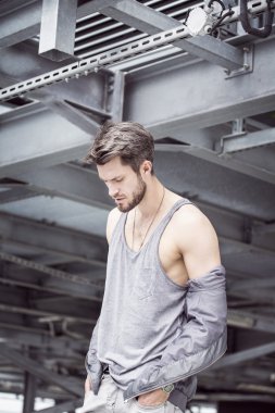 Spor içinde giyinmiş genç adam 