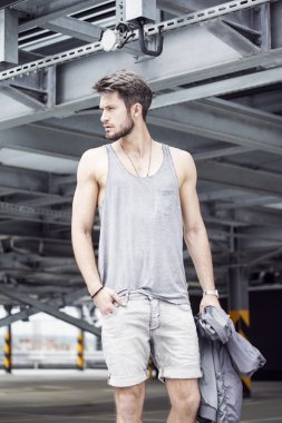 Spor içinde giyinmiş genç adam 