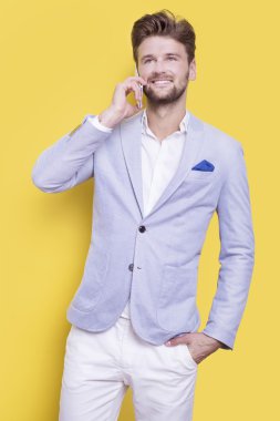 Elinde bir telefon ile zarif yakışıklı