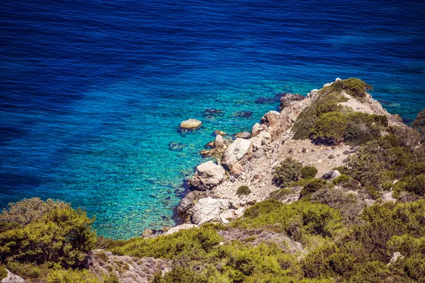 Vista da praia rochosa com água azul-turquesa — Fotografia de Stock