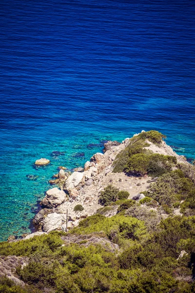 Vista de la playa de la costa rocosa con agua turquesa — Foto de Stock