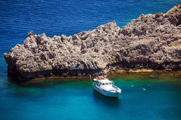 Vue du yacht dans la baie avec une belle eau turquoise — Photo