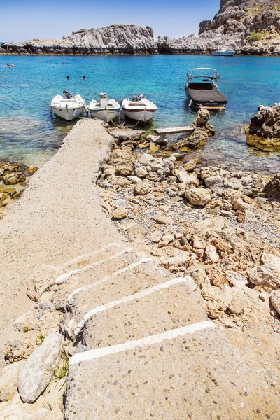 Bateaux amarrés à la plage dans la baie — Photo