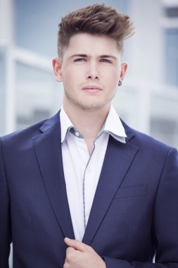 Şehre karşı takım elbiseli genç yakışıklı adam