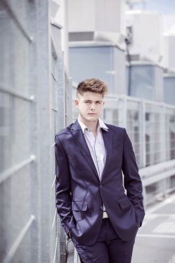 Şehre karşı takım elbiseli genç yakışıklı adam