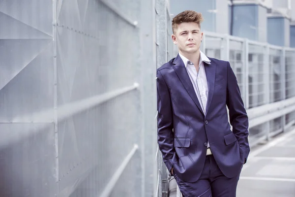 Joven hombre guapo en una demanda contra la ciudad — Foto de Stock