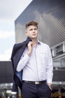 Şehre karşı takım elbiseli genç adam