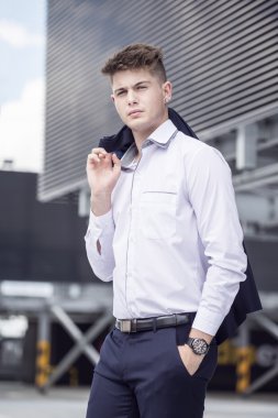 Şehre karşı takım elbiseli genç adam