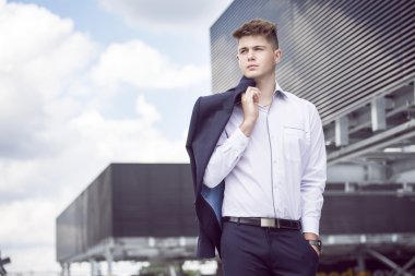 Şehre karşı takım elbiseli genç adam