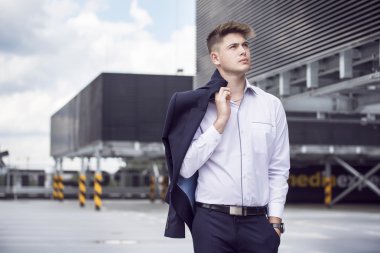 Şehre karşı takım elbiseli genç adam