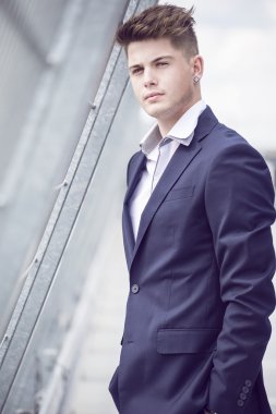 Şehre karşı mavi elbiseli genç yakışıklı adam