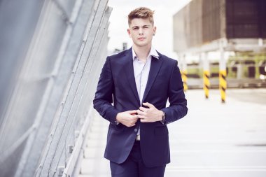 Şehre karşı mavi elbiseli genç yakışıklı adam