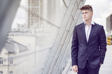 Şehre karşı mavi elbiseli genç yakışıklı adam