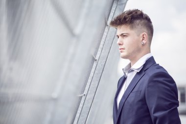 Şehre karşı mavi elbiseli genç yakışıklı adam