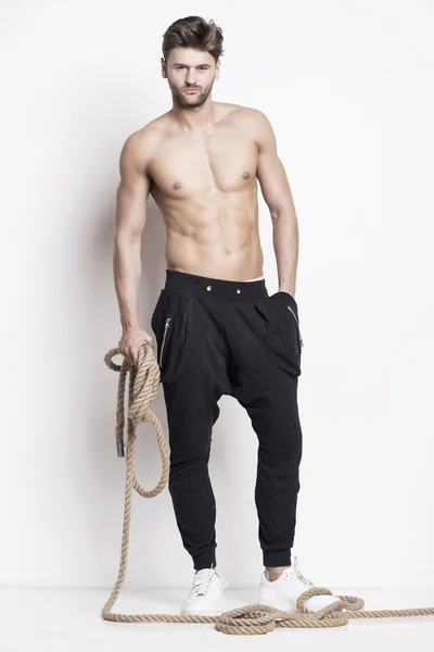 Olmayan bir gömlek ve su kuyusu-yapılı vücut yakışıklı adam