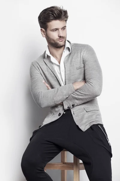 Yakışıklı adam şık giyinmiş