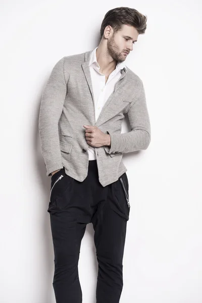 Yakışıklı adam şık giyinmiş