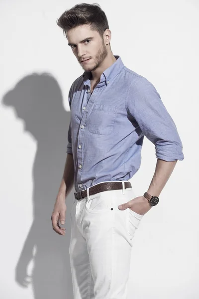 Parlak mavi tişörtlü yakışıklı adam