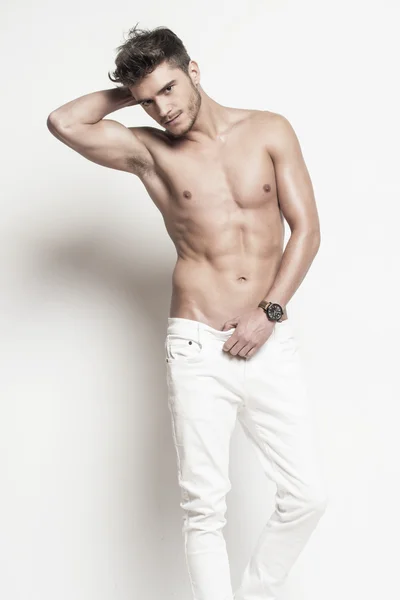 Yakışıklı adam beyaz pantolon