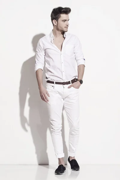 Yakışıklı adam, zarif beyaz giyinmiş — Stok fotoğraf