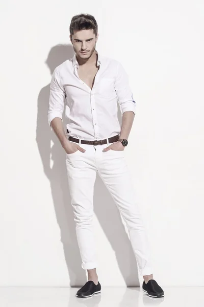 Yakışıklı adam, zarif beyaz giyinmiş