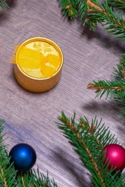 Noel hediyesi. Noel kutusu. Spruce dalları. Hediye, sürpriz.