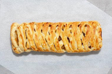 Meyve ev yapımı turta. Lezzetli kurutulmuş meyveli pasta dilimi. Fırında örülmüş örülmüş saçlar ve meyveler. Mangır saçı. Kurutulmuş meyveli kek. Pasta çok lezzetli.