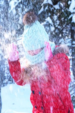 Bulanık fotoğraf. Ormanın arka planında kar yağışı var. Karların altında bir çocuk. Kötü hava konsepti, şiddetli kar yağışı, kötüleşen hava. Kar fırtınası, kar fırtınası, rüzgar