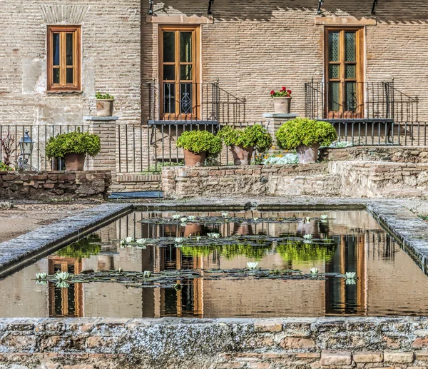 Hermoso reflejo en un pequeño estanque — Foto de Stock