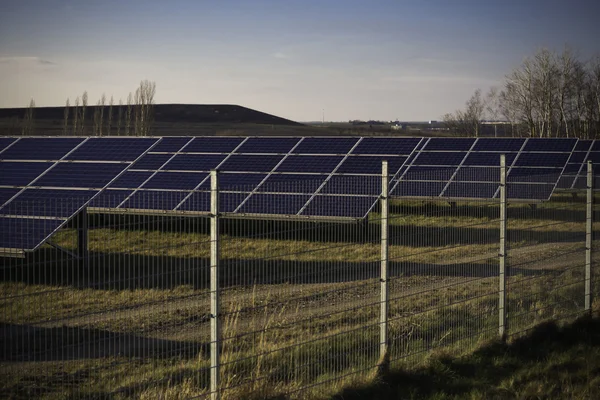 Solar park - förnybar energi — Stockfoto